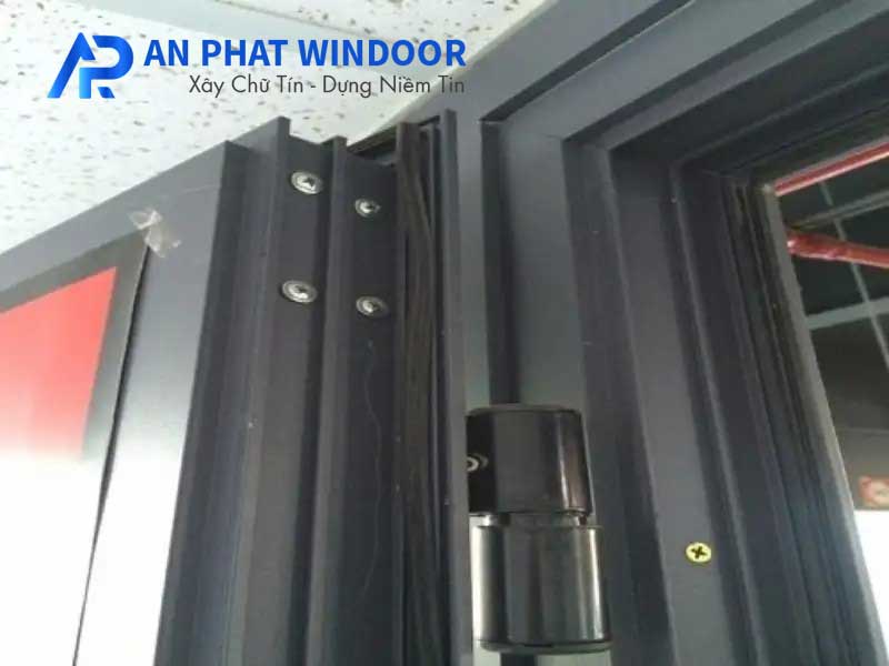Cách chỉnh cửa nhôm bị xệ cánh
