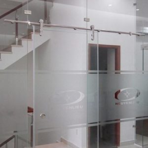Cửa lùa kính cường lực ray phi 25 2 cánh 2