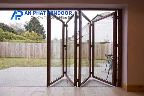 Cửa xếp trượt 4 cánh nhôm Xingfa màu vân gỗ