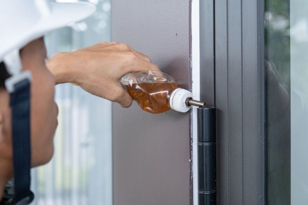 Cửa hệ mở trượt (lùa) bị rít, kẹt, phát ra tiếng kêu