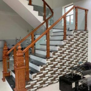 Cầu thang kính chân gỗ đục CNC gỗ Lim Nam Phi