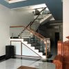 Cầu thang kính chân lửng bắt trên bậc đá