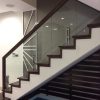 Cầu thang kính chân lửng bắt trên bậc gỗ