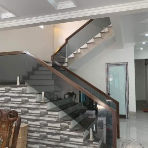 Cầu thang kính chân ngàm màu xám khói