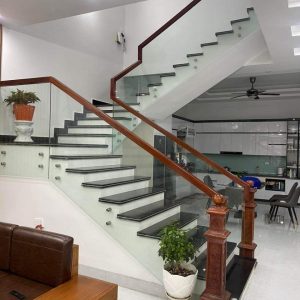 Cầu thang kính pát đơn