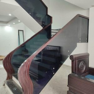 Cầu thang kính pát đơn kính màu xanh đen