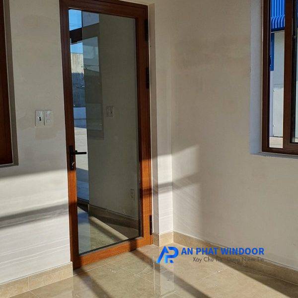 Mẫu cửa đi mở quay 1 cánh màu giả gỗ Xingfa 55