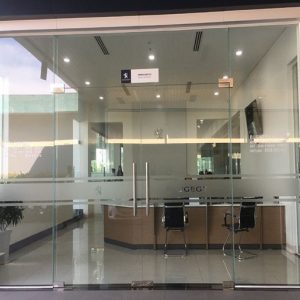 Cửa kính cường lực 2 cánh mở quay 4