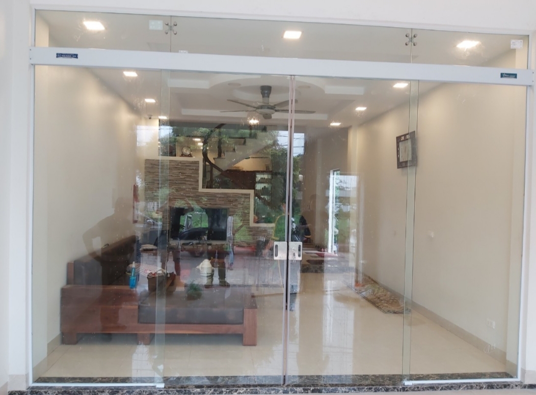 Cửa kính cường lực lùa ray U nhôm 2 cánh 1