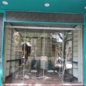 Cửa kính cường lực lùa ray U nhôm 2 cánh 4