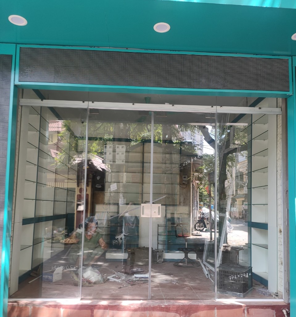 Cửa kính cường lực lùa ray U nhôm 2 cánh 4
