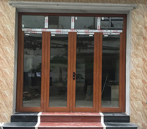 Cửa nhôm kính 4 cánh vân gỗ được ưa chuộng